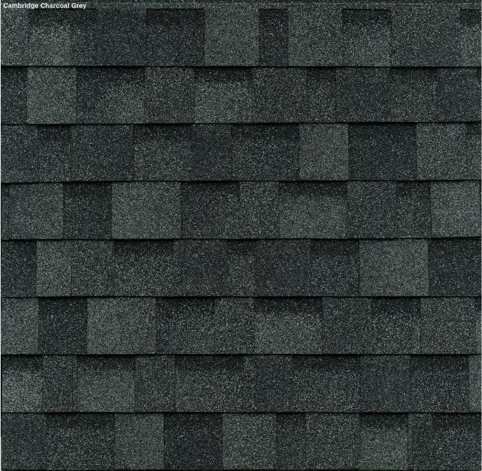 Gros plan sur un toit en bardeaux d'asphalte couleur anthracite.