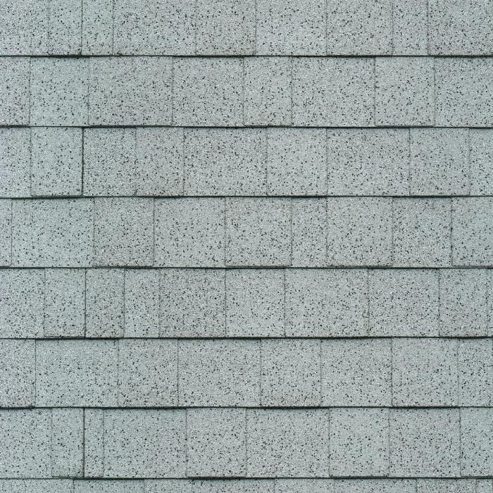 Bardeaux d'asphalte gris moucheté, disposés en couches.