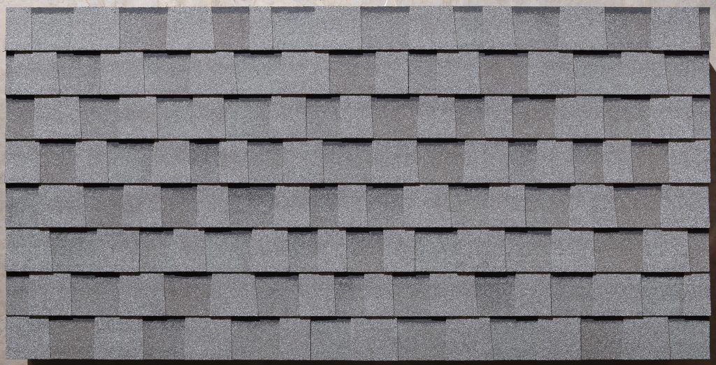 Bardeaux de toiture en asphalte gris.