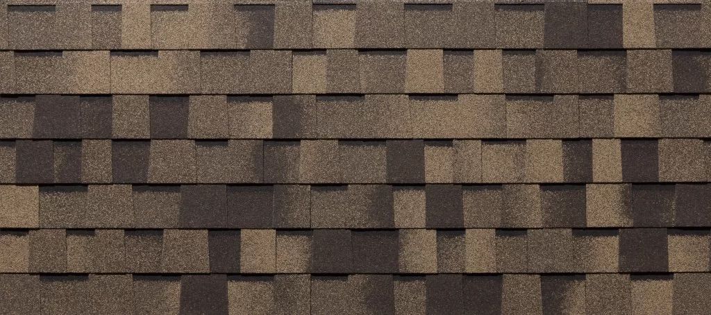 Bardeaux de toiture en asphalte brun et beige.