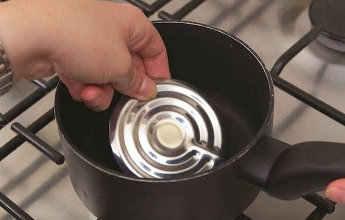 Image of a boil alert pot watcher inside of a black sauce pan
