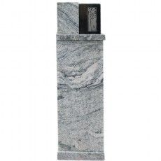 Eine graue Marmorsäule mit einer schwarzen Vase darauf.