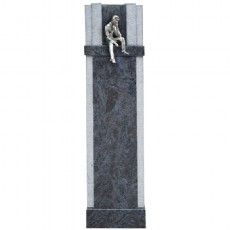 Eine Statue eines Mannes, der auf einer Säule sitzt.