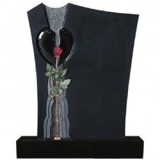 Ein schwarzer Grabstein mit einem Herz und einer Rose darauf.