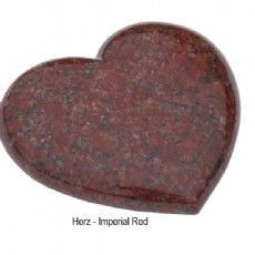 Eine herzförmige Plakette aus rotem Granit auf weißem Hintergrund.