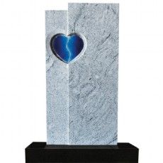 Ein Grabstein mit einem ausgeschnittenen blauen Herzen.