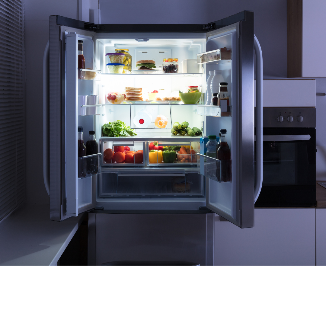 Un refrigerador de acero inoxidable lleno de frutas y verduras.