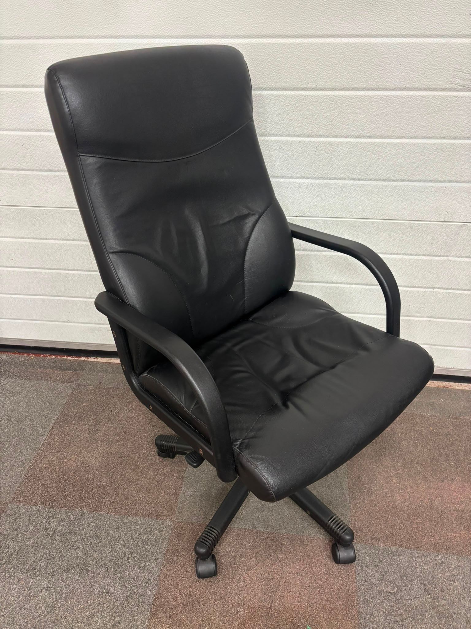 Used Leather Managers Chair - Fixed Arms