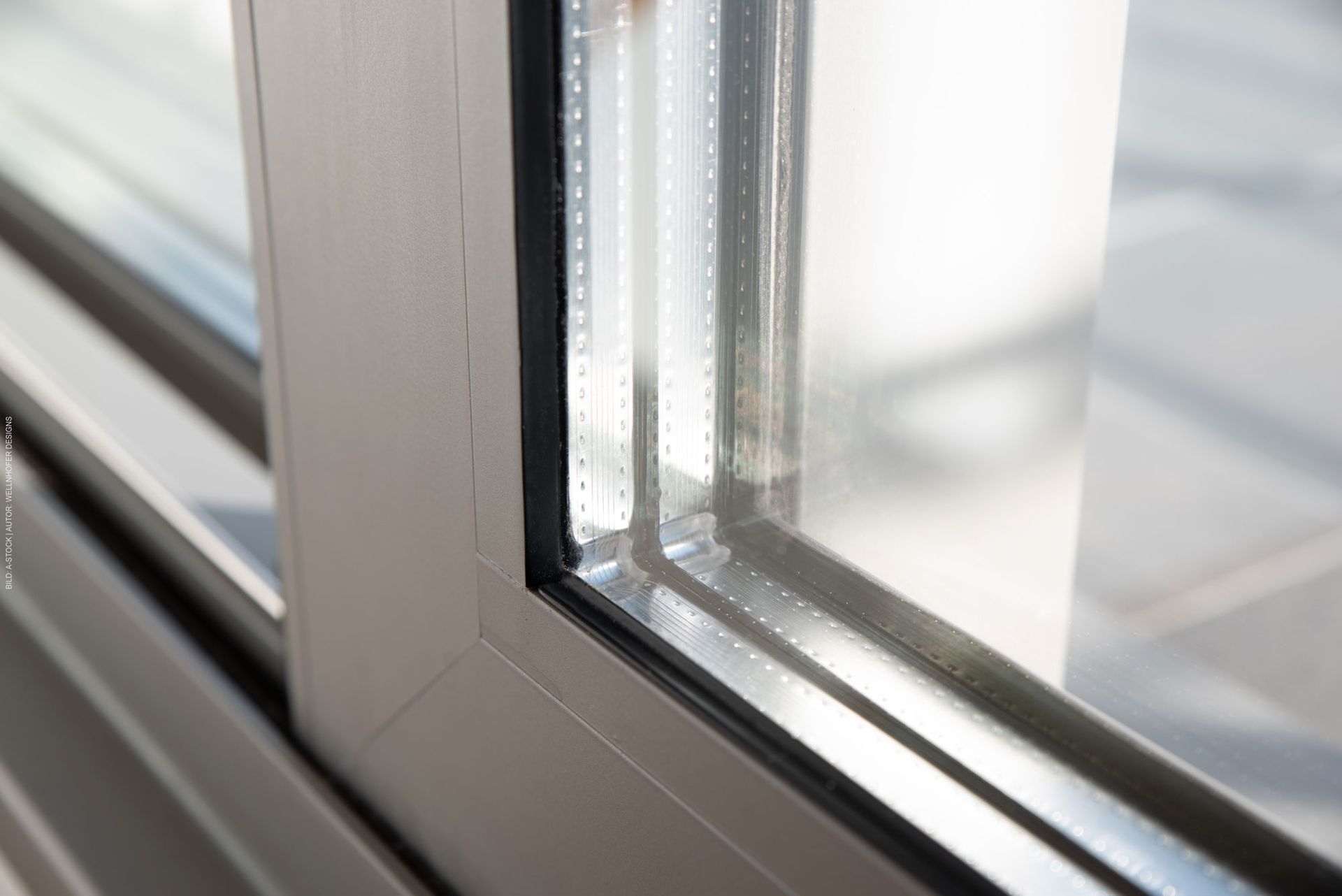 Eine Nahaufnahme eines Fensters mit Doppelverglasung. Fensterprofile von Terrassenwelten Frank Merz