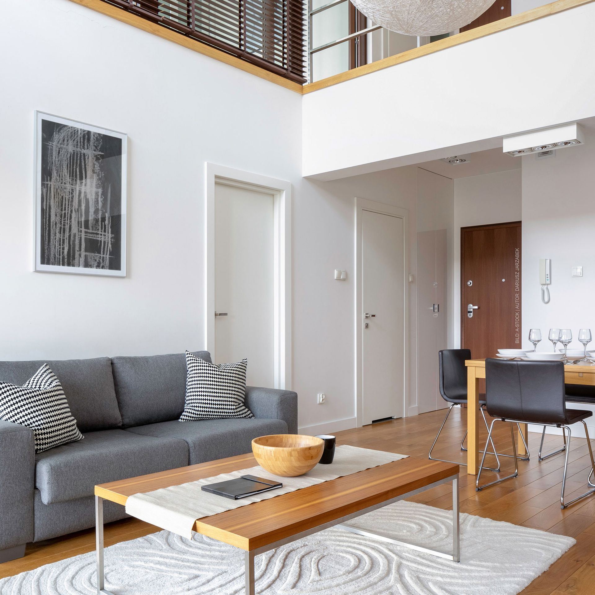 Ein Wohnzimmer mit einer Couch und einem Couchtisch. Türen von Terrassenwelten Frank Merz