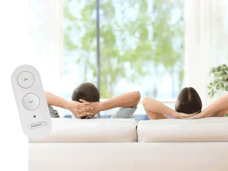 Ein Mann und eine Frau sitzen mit verschränkten Armen auf einem Sofa. Bild von Bubendorff