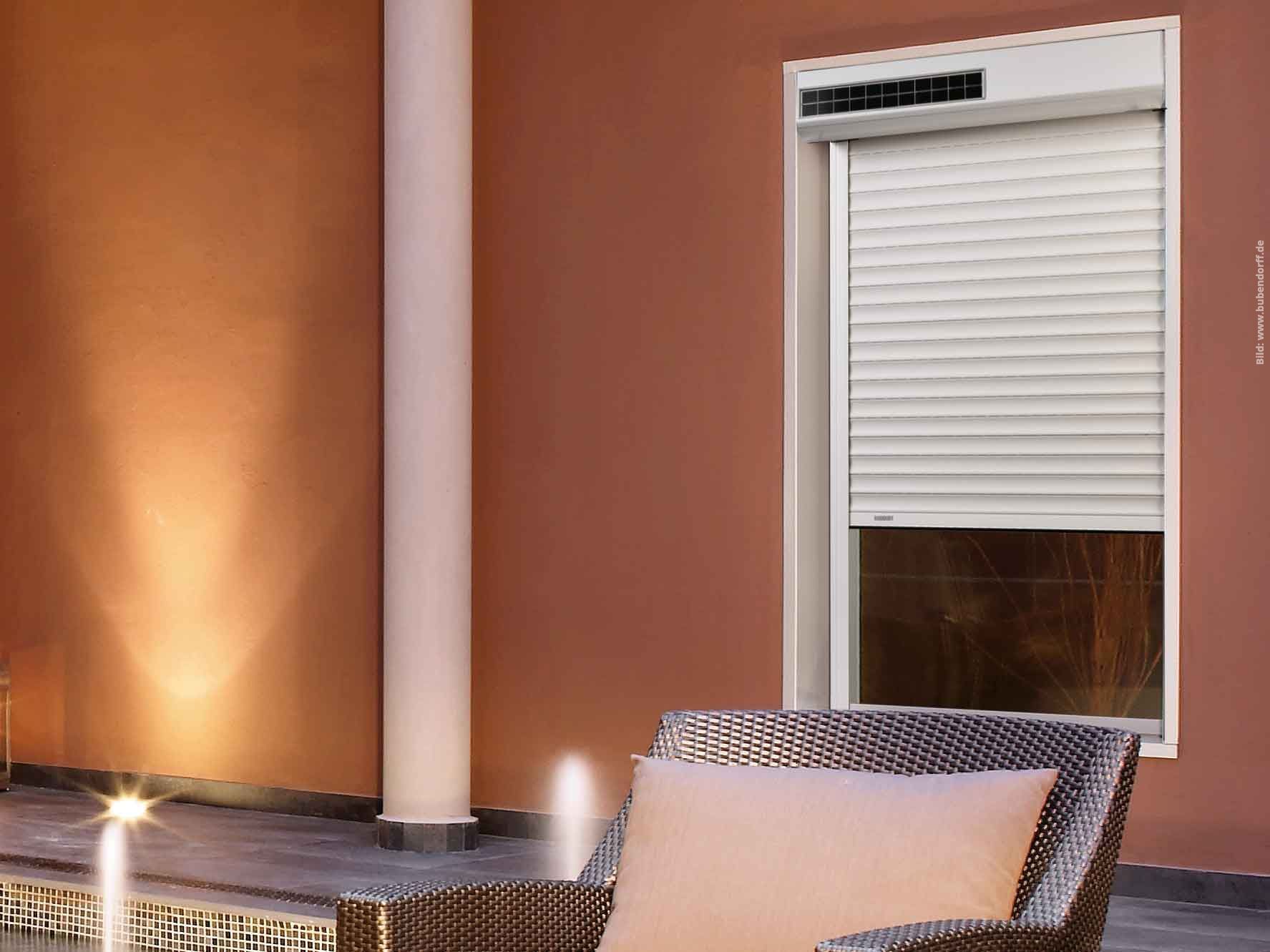 Ein Korbstuhl steht vor einem Fenster mit Fensterladen.
Bild von Bubendorff
