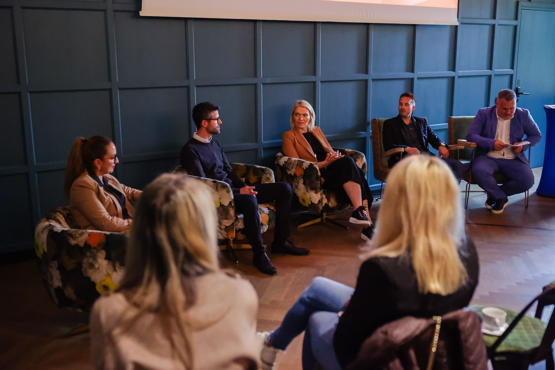 Business leaders taking part in a roundtable discussion about artificial intelligence.
