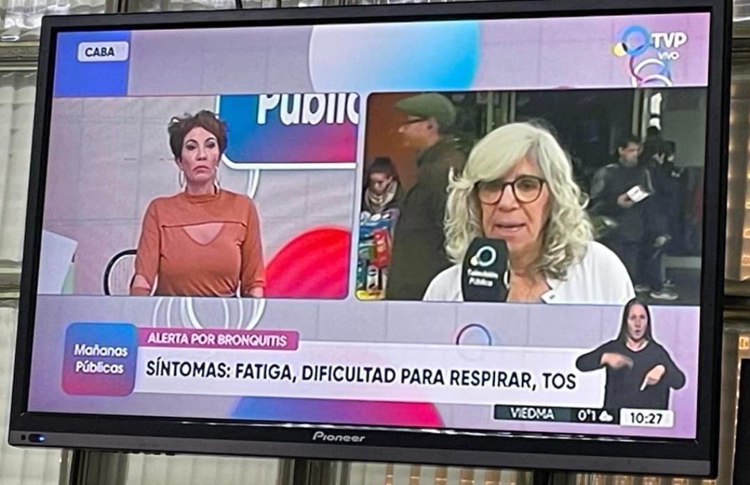Noticiero de televisión que muestra a un reportero y a un entrevistado hablando de síntomas de enfermedad.