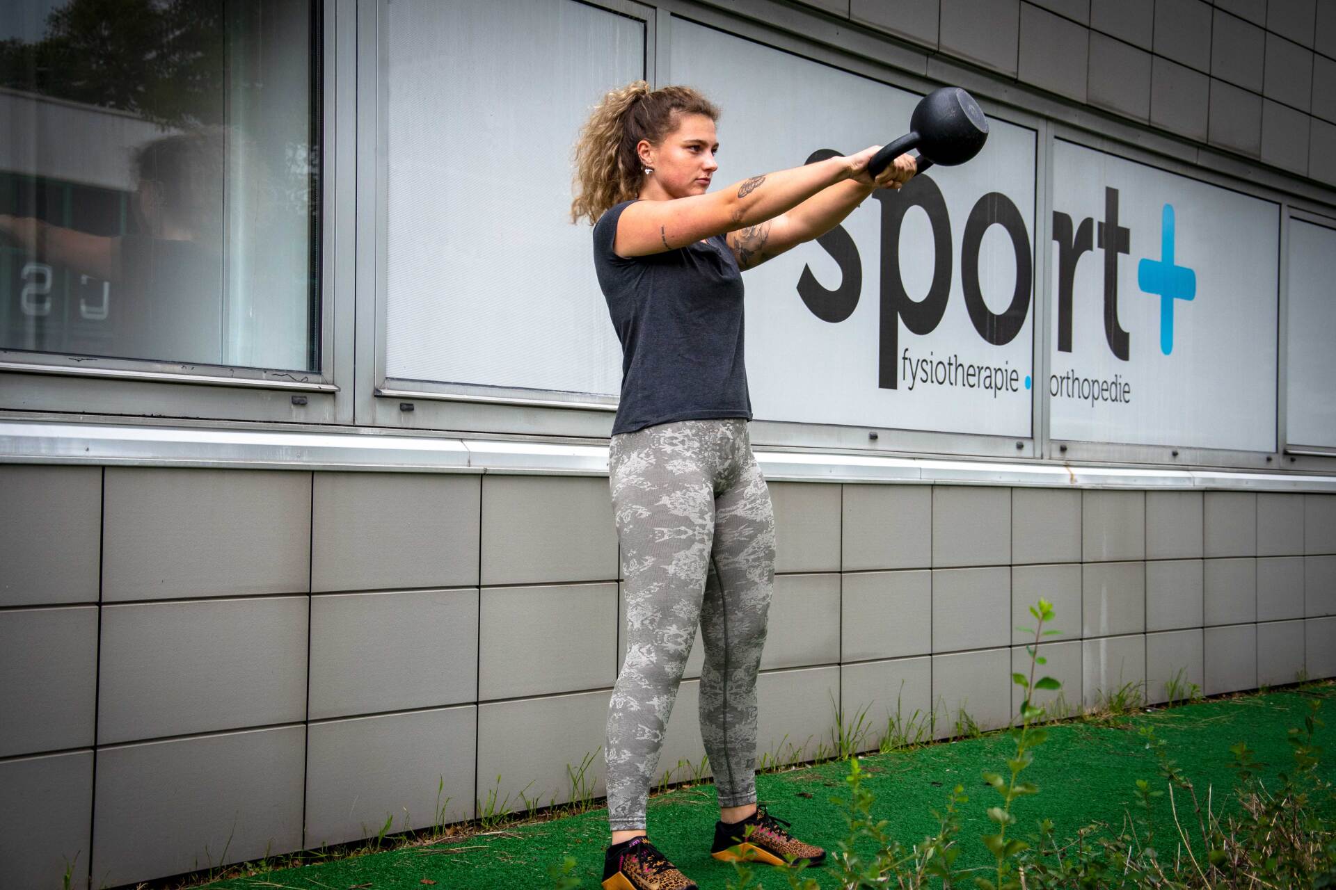 Buiten sporten met een kettlebell