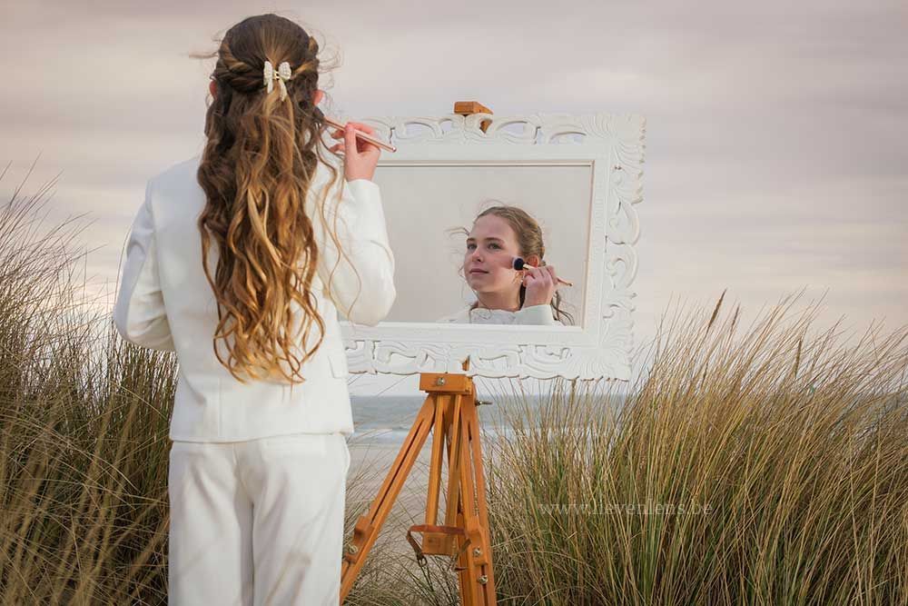 Communiefoto-aan-zee-met-make-up-en-spiegel