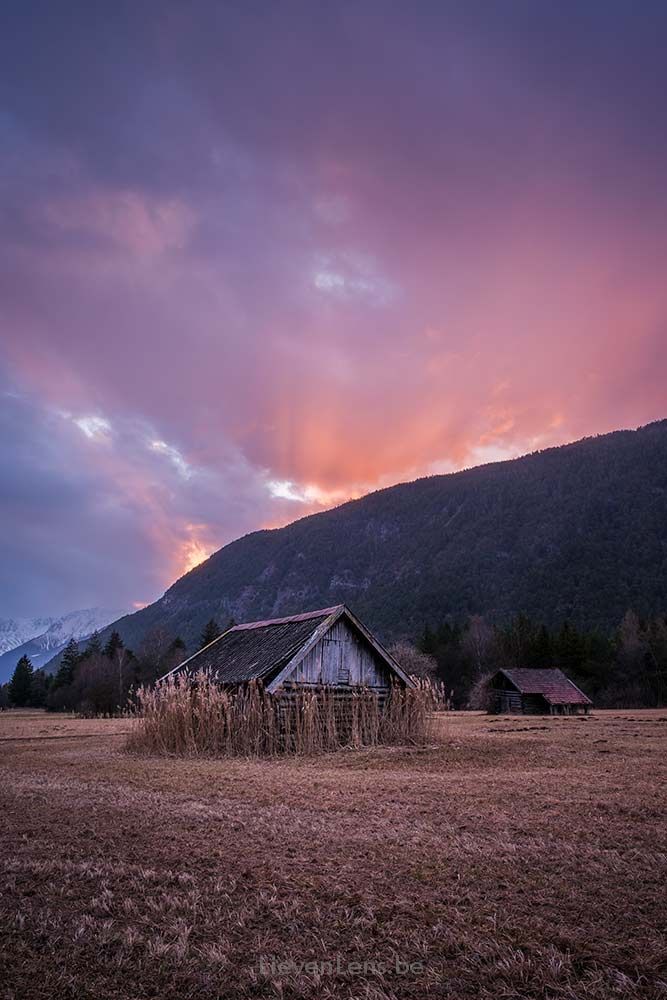 oude houten schuren/huisjes in Oostenrijk met zonsondergang. Old wooden barns in austia