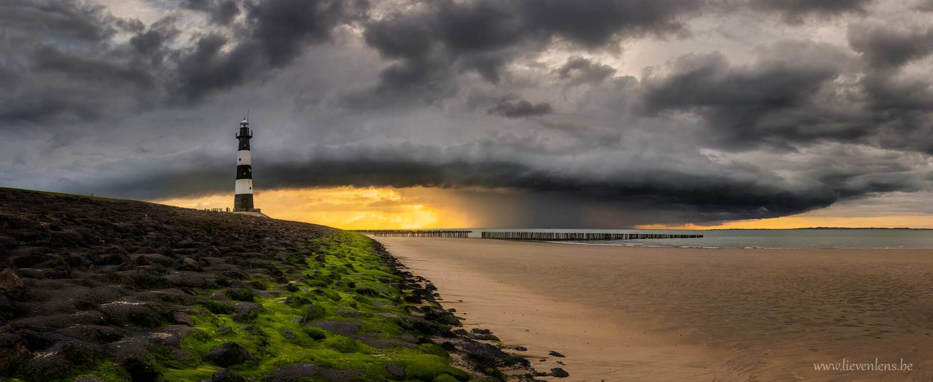 lighthouse breskens storm
