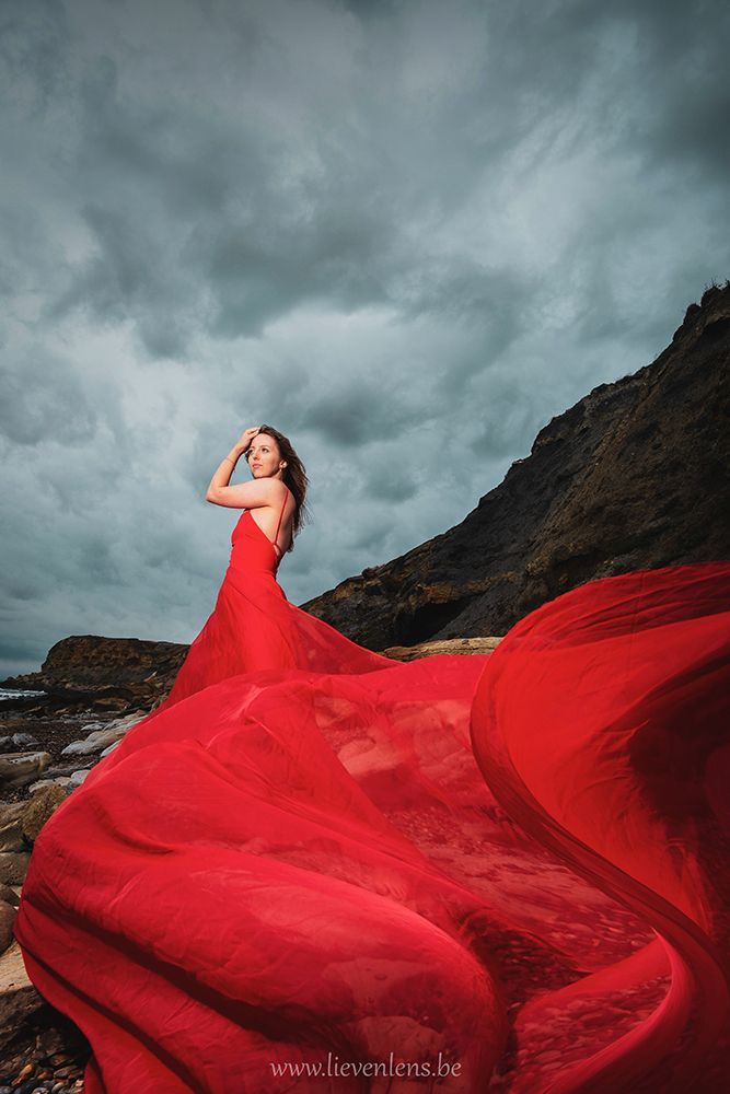 Model met groot lang rood kleed voorbeeld foto