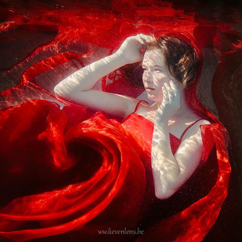 Model fashion onder water foto