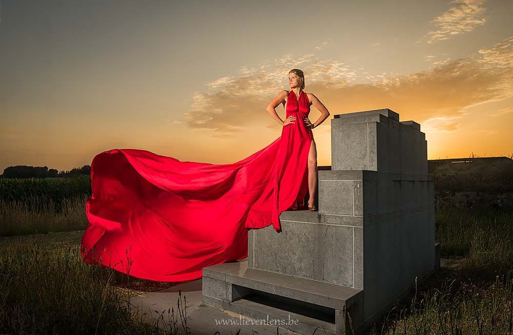 Model met rood kleed tijdens zonsondergang
