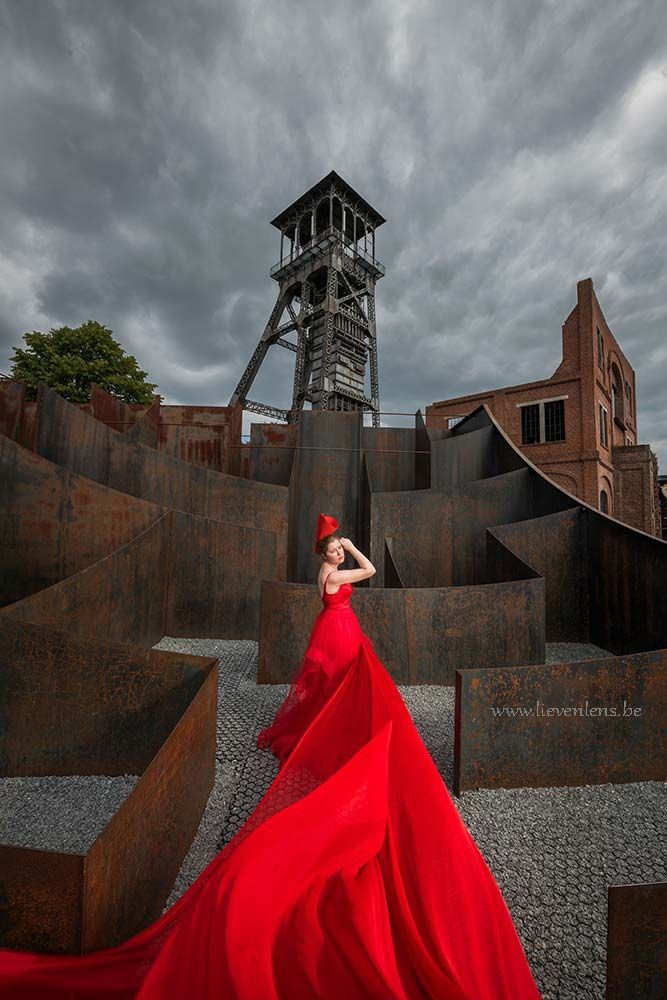 Model met rood kleed in c-mine