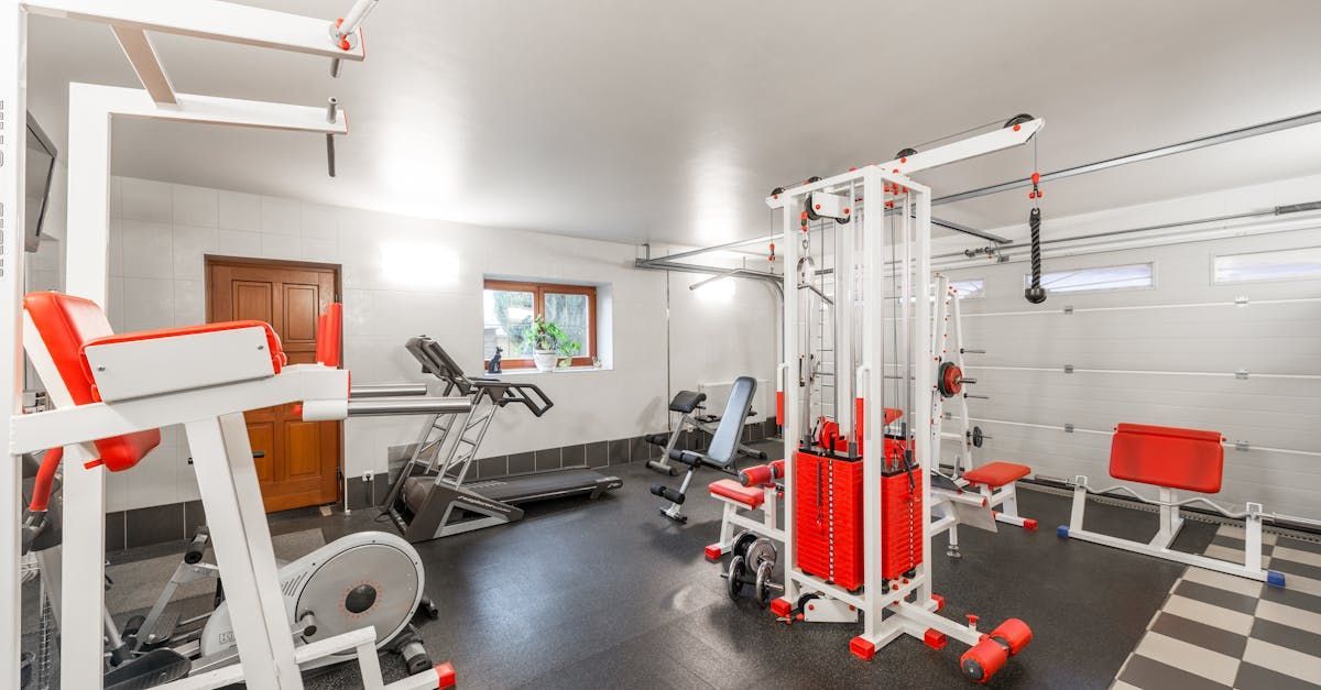 There are many different types of exercise equipment in this gym.