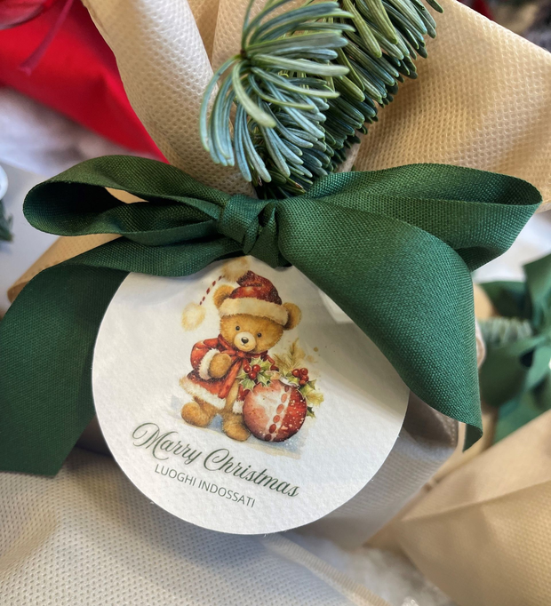 Due borse tote argentate appese a un albero di Natale decorato con ornamenti dorati.