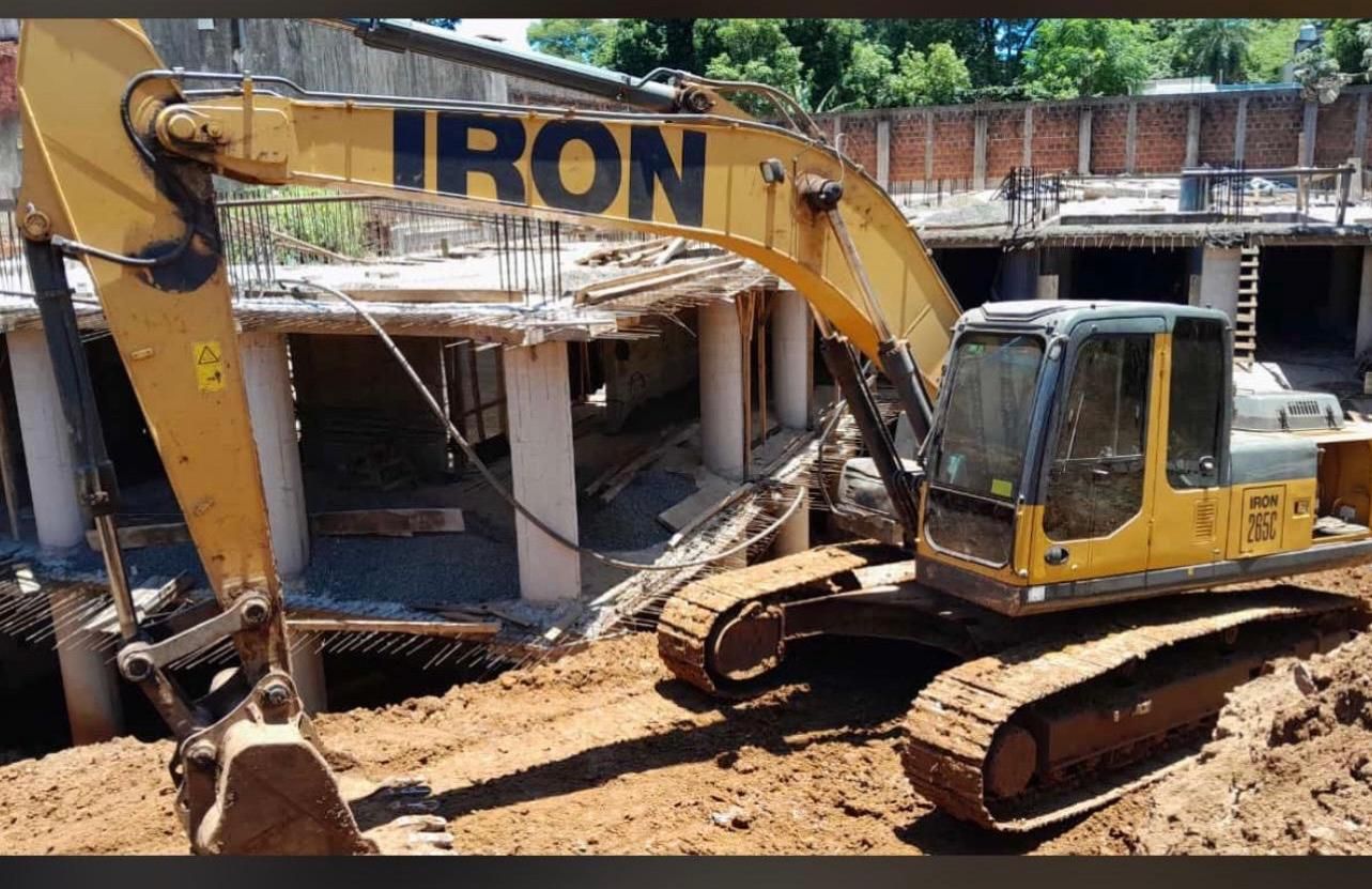 Una excavadora amarilla con la marca 