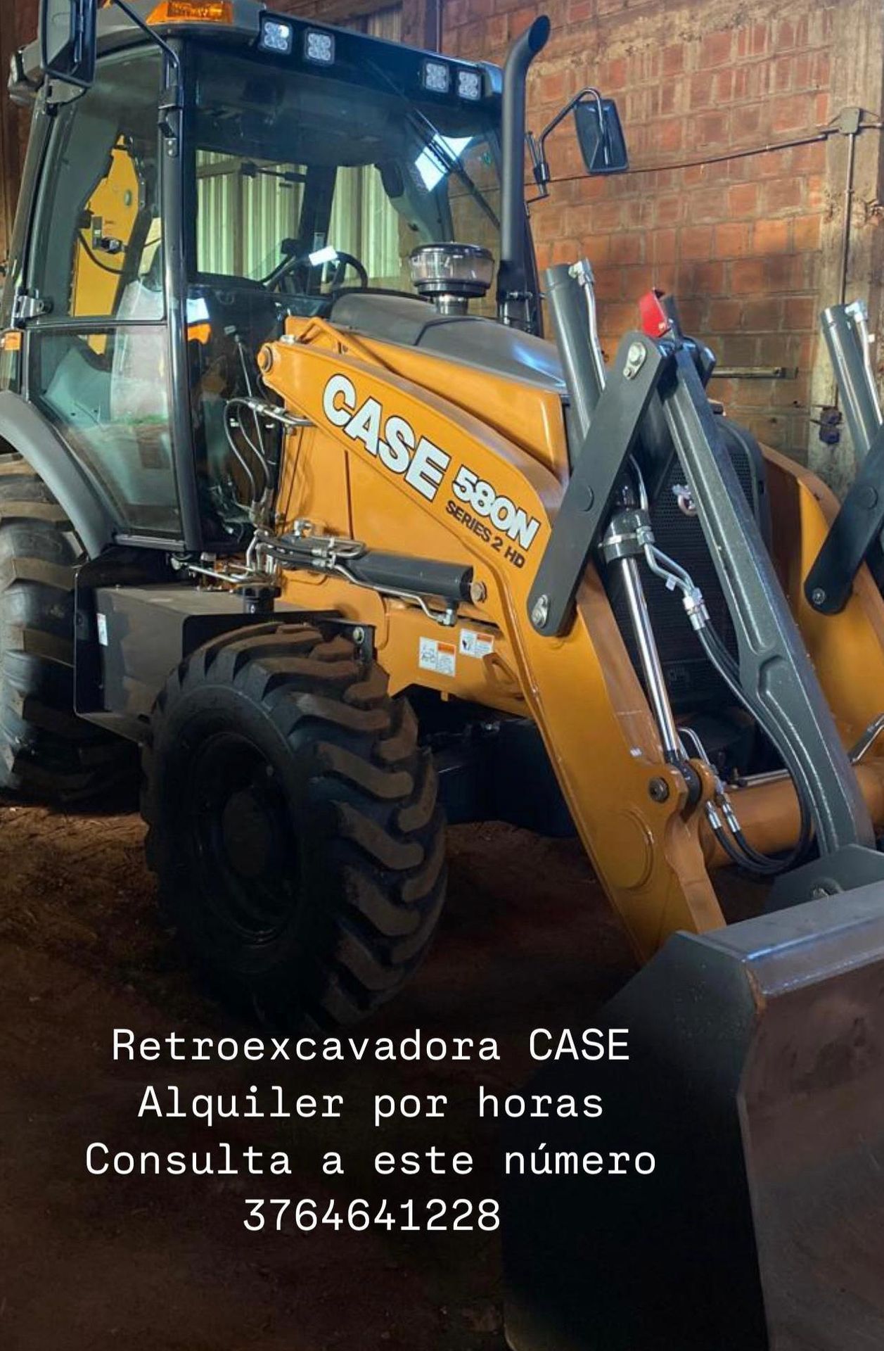 Una retroexcavadora Case 580N amarilla estacionada en el interior, con un texto que la anuncia para alquiler por horas y un número de teléfono de contacto.