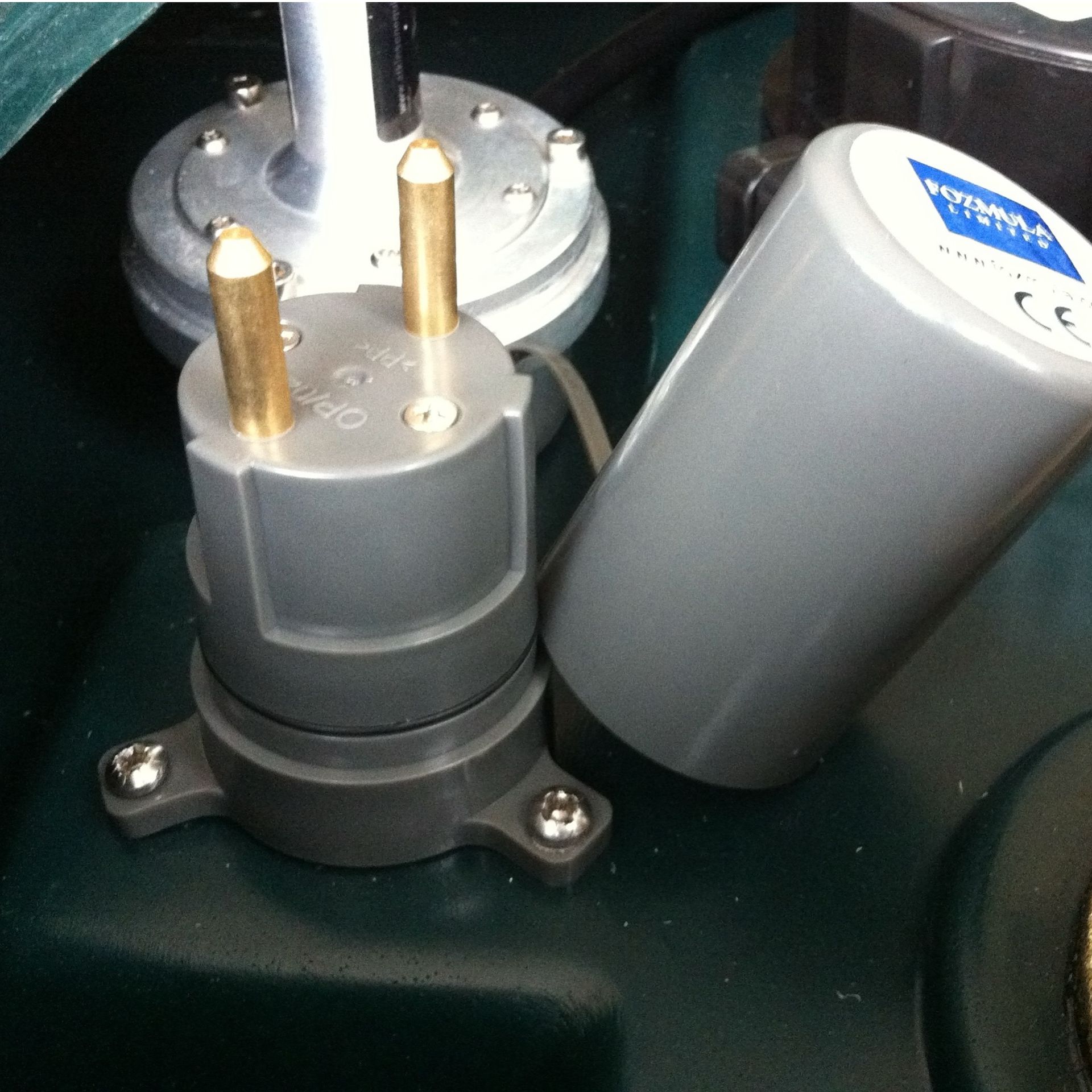 Manufacturers of Type B systems promote their failsafe operating credentials. A Fozmula Type B Overfill Prevention Probe, fitted to a 2,500 litres capacity, plastic bunded heating oil tank.