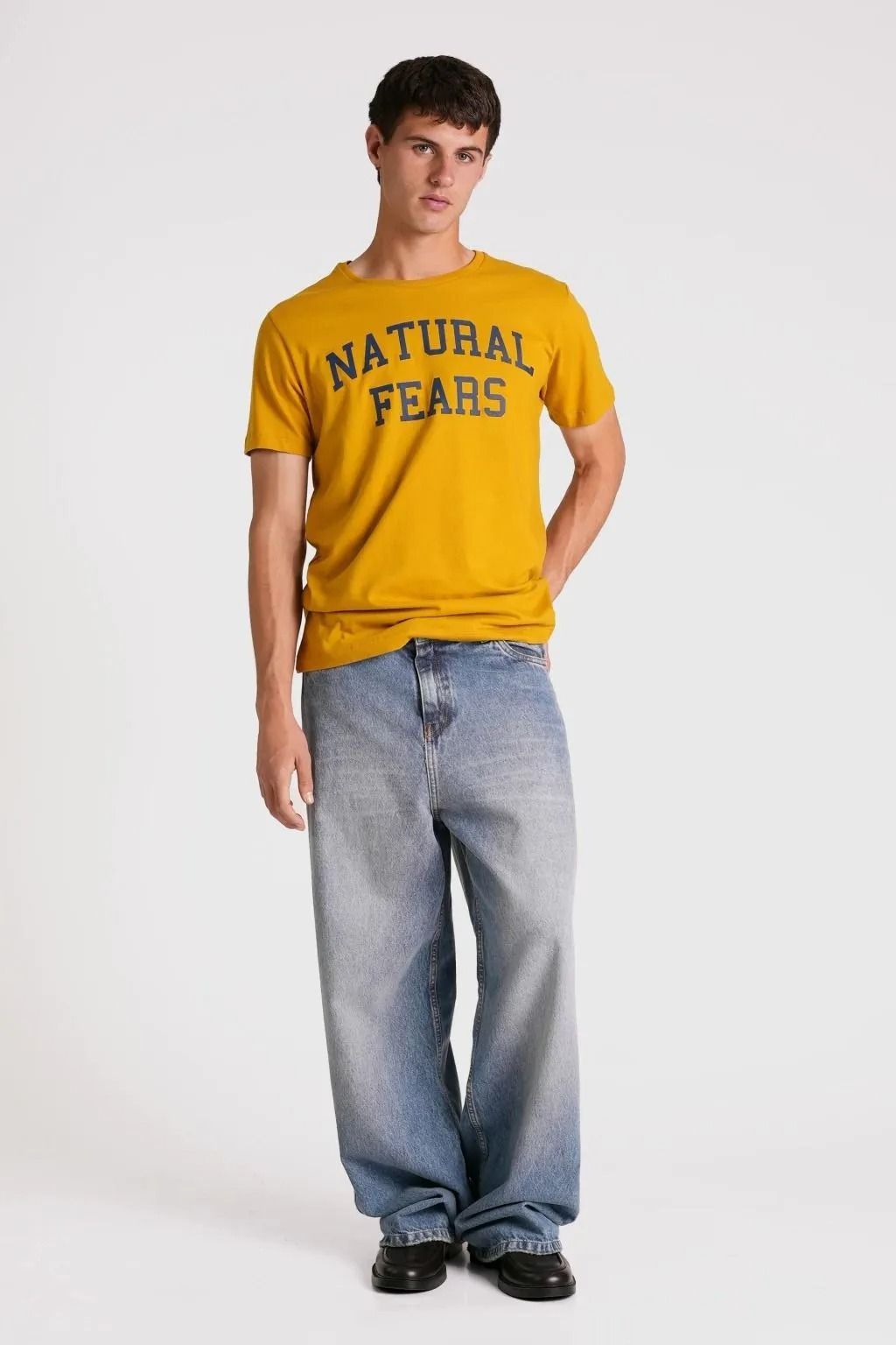 Persona con una camiseta amarilla que dice 