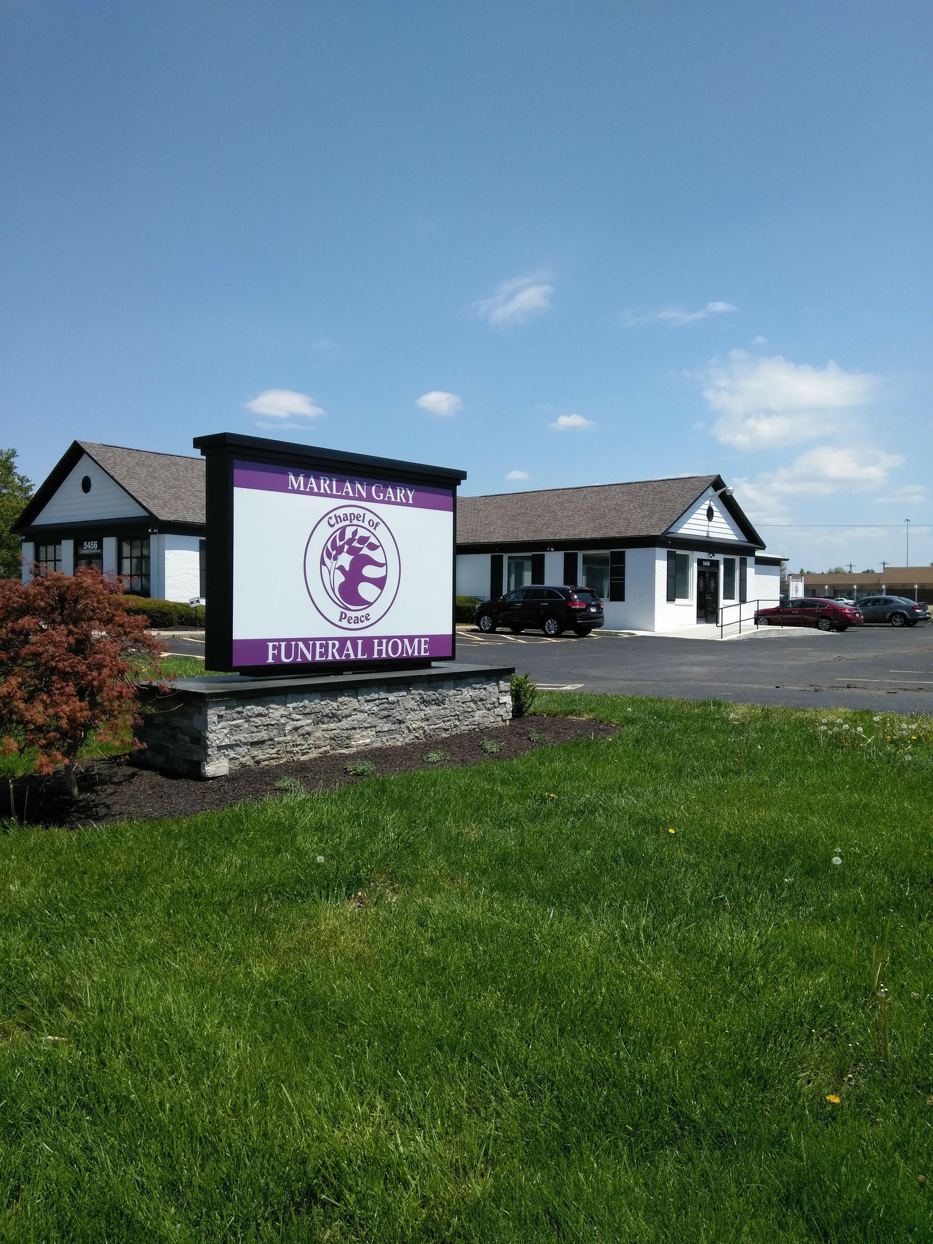A sign in front of a building that says funeral home