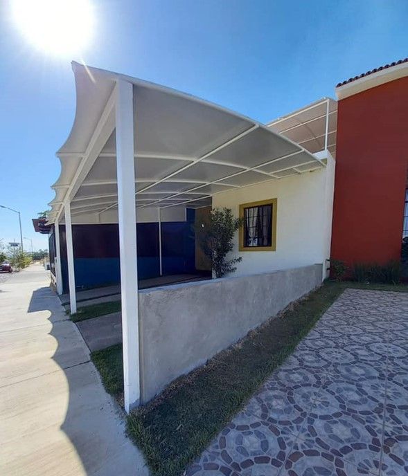 Una casa con porche cubierto y ventana.