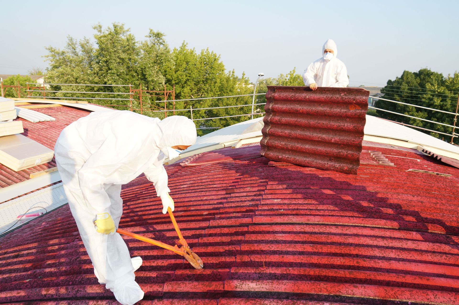 due operai rimuovo amianto dal tetto