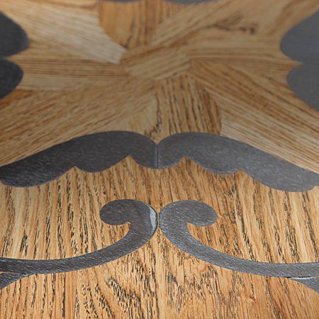 Pavimento in legno con fiore