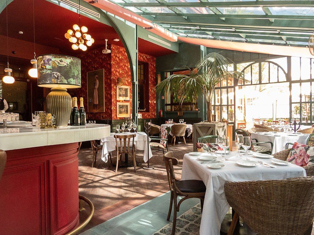 Restaurante con arco ladrillo y mimbre