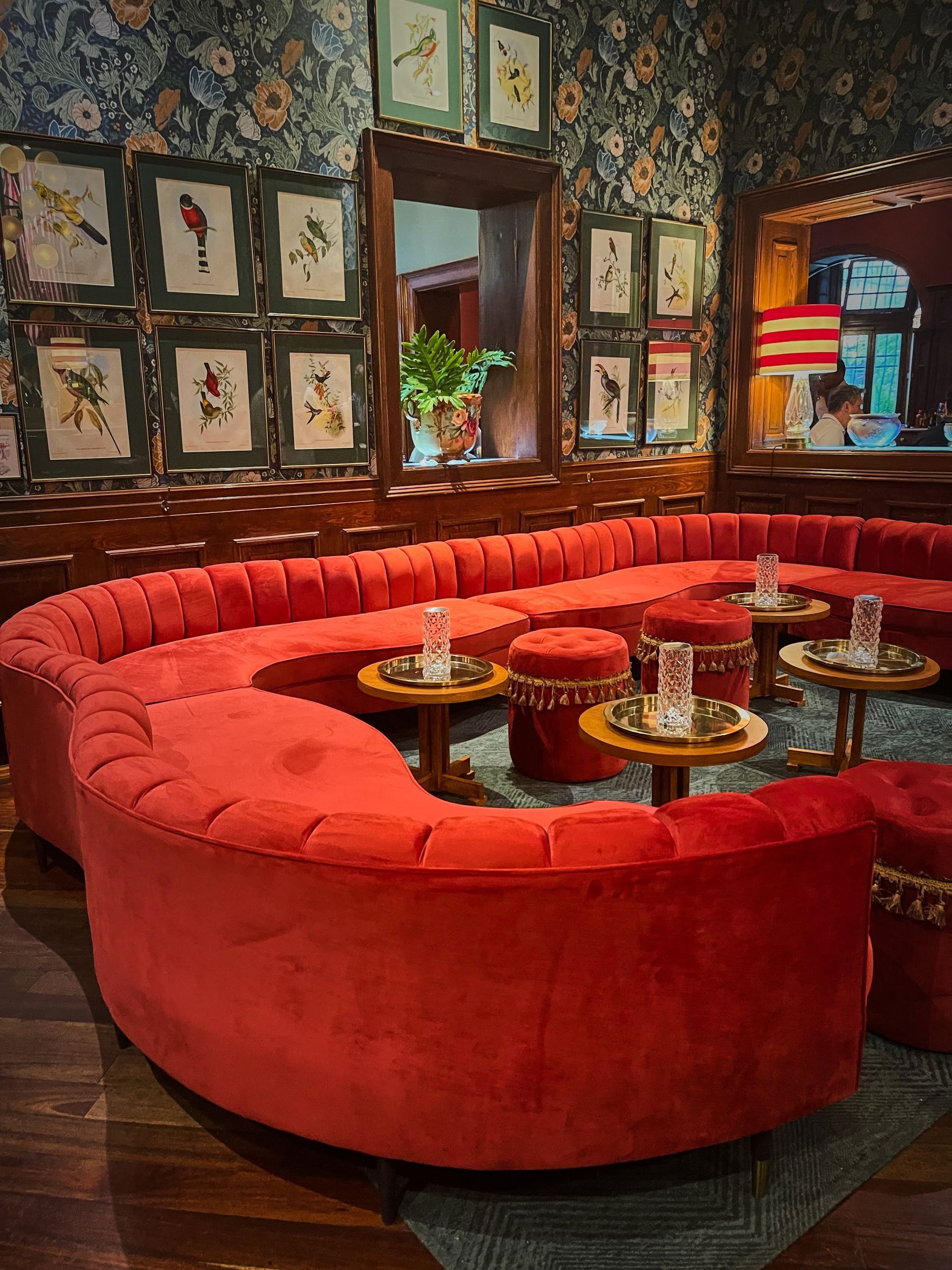 Asientos rojos curvos en salón íntimo