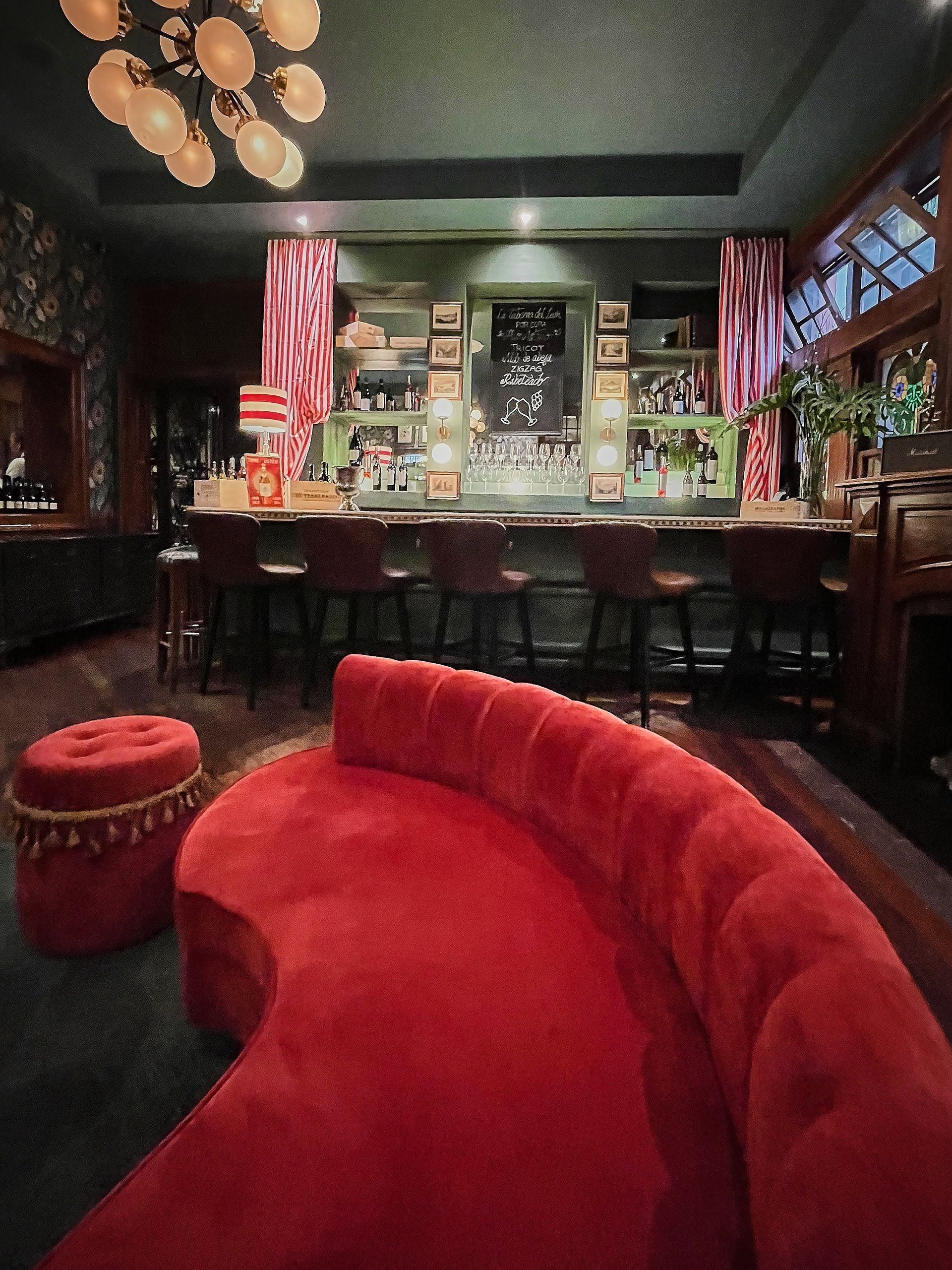 Salón tiki con terciopelo rojo y arte