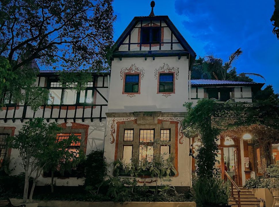 Casa Tudor al atardecer con vegetación