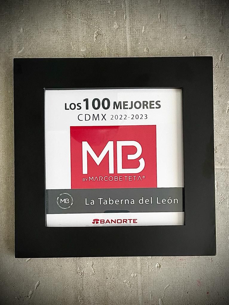 Placa conmemorativa MB sobre muro hormigón