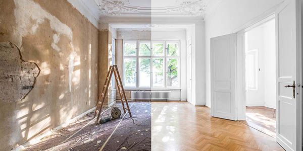 Rénovation de la pièce : avant et après. À gauche, mur et matériaux endommagés. À droite, pièce rénovée avec murs blancs et parquet.