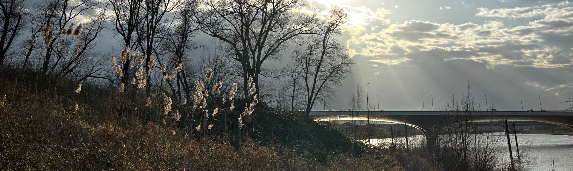 brug licht in wolken