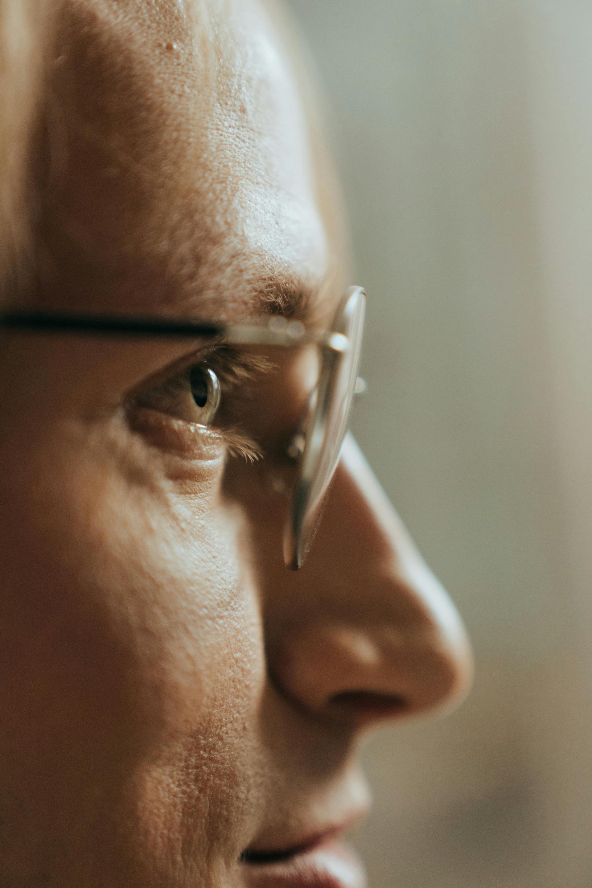 Gros plan sur un homme portant des lunettes.