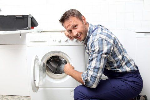 Tecnico sistema una lavatrice