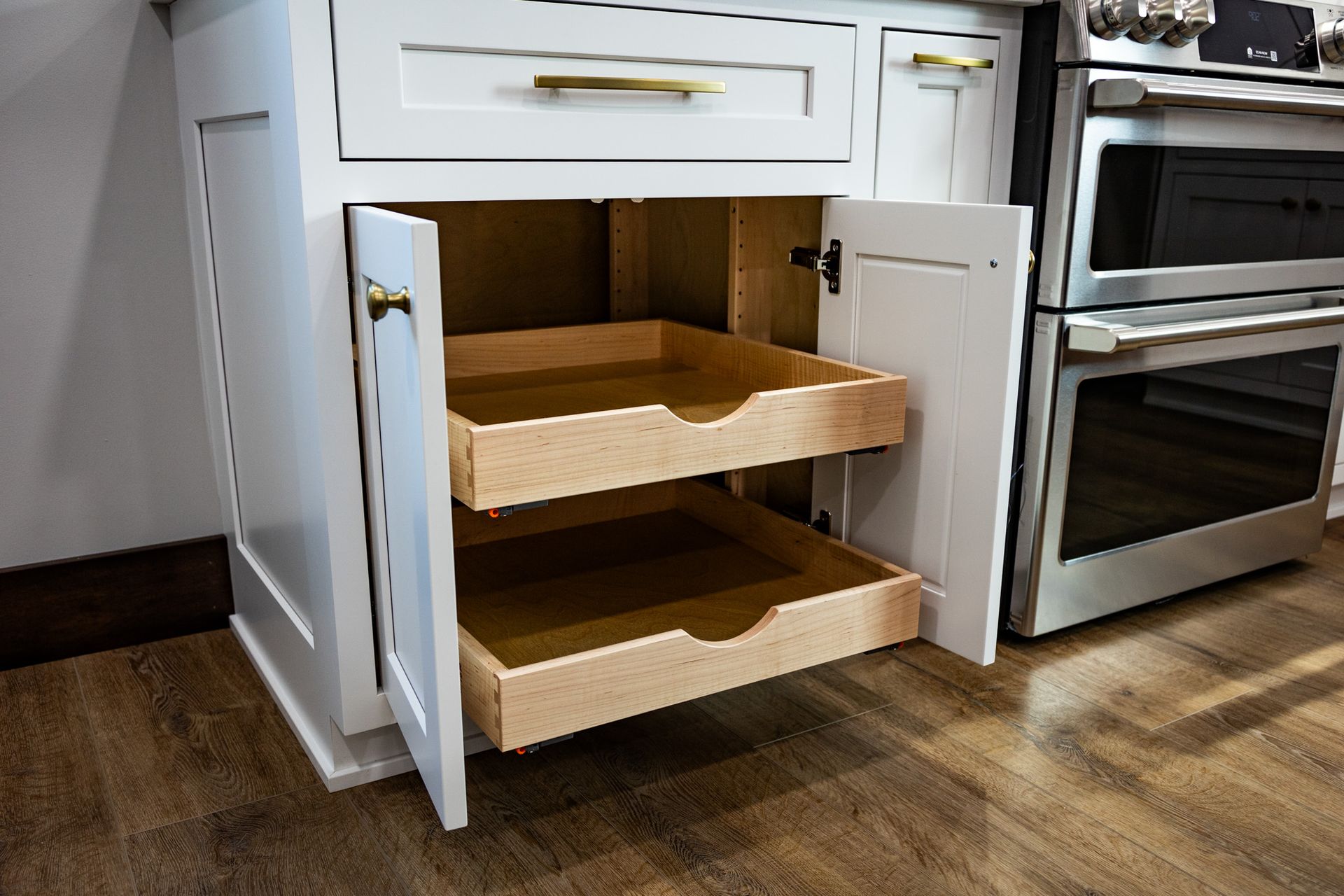 Custom base kitchen cabinets with adjustable drawer pullouts.