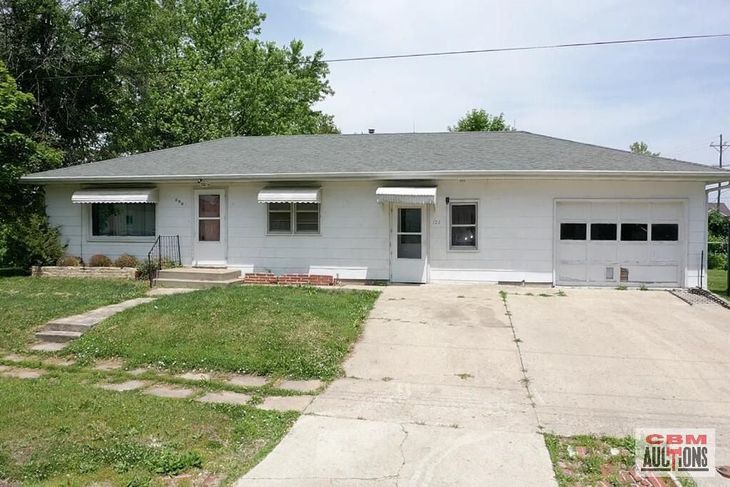 A white house is for sale in illinois