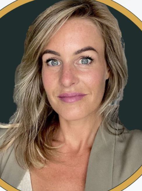 Portret van een vrouw met blond haar tegen een donkere achtergrond, gekleed in een beige top.