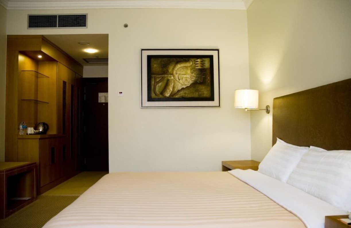 A Hotel Room With A Bed And A Picture On The Wall — Original North Australian in Bowen, QLD