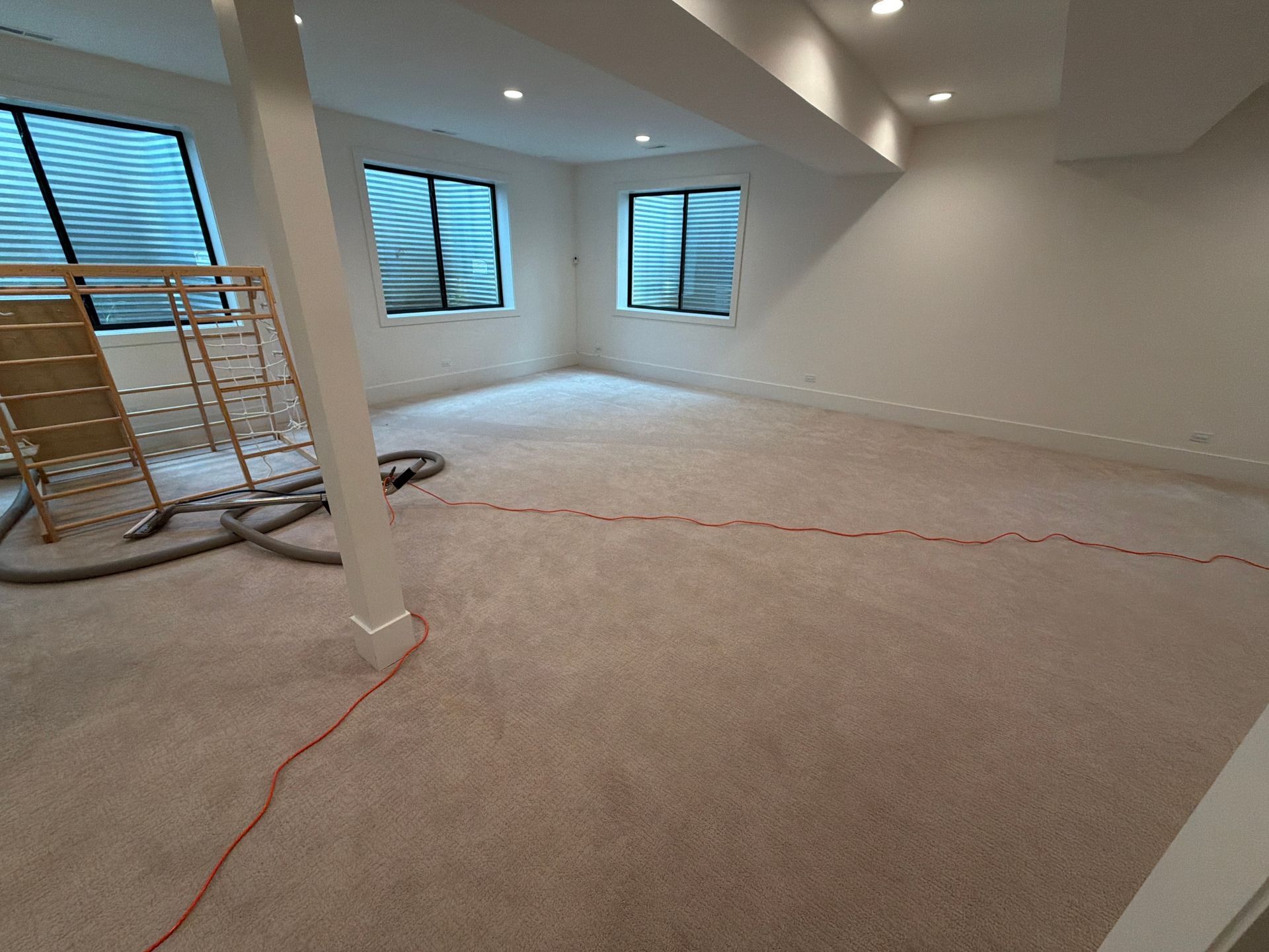 A freshly cleaned carpeted room in an Elmhurst, Illinois home